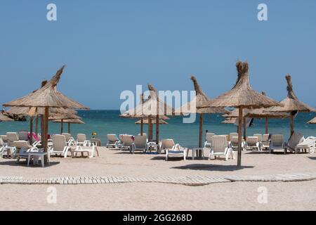 MAMGALIA, ROUMANIE - 07 août 2021 : parasols décoratifs sur la plage de la ville de Mangalia, Roumanie Banque D'Images