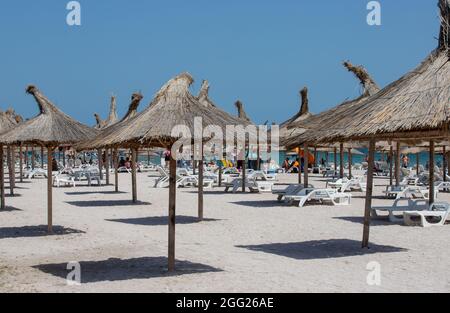 MAMGALIA, ROUMANIE - 07 août 2021 : parasols décoratifs sur la plage de la ville de Mangalia, Roumanie Banque D'Images