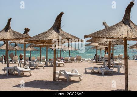 MAMGALIA, ROUMANIE - 07 août 2021 : parasols décoratifs sur la plage de la ville de Mangalia, Roumanie Banque D'Images