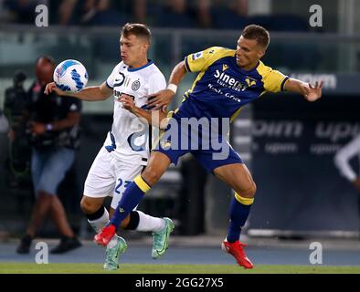 VERONA, ITALIE - AOÛT 27: Darko Lazovic de Hellas Verona concurrence pour le bal avec Nicolo Barella du FC Internazionale, pendant la série UN match entre Hellas Verona et le FC Internazionale au Stadio Marcantonio Bentegodi le 27 août 2021 à Vérone. (Photo de MB Media/ ) Banque D'Images