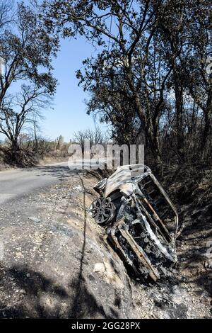 Le 26 août 2020, le Luc en Provence, France : une voiture brûlée vue au lendemain.l'incendie qui a commencé le 17 août 2021 dans la Plaine des Maures (Var) a brûlé plus de 7,100 hectares de forêt. Deux personnes ont été trouvées mortes. Les dommages aux activités économiques sont encore en cours d'évaluation. (Credit image: © Laurent Coust/SOPA Images via ZUMA Press Wire) Banque D'Images