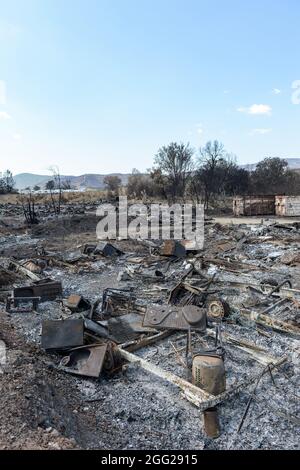 Le Luc en Provence, France. 26 août 2020. Le parc de stationnement d'une entreprise vu avec tout son équipement et ses véhicules détruits au lendemain. Le feu qui a commencé le 17 août 2021 dans la Plaine des Maures (Var) a brûlé plus de 7,100 hectares de forêt. Deux personnes ont été trouvées mortes. Les dommages aux activités économiques sont encore en cours d'évaluation. (Photo de Laurent Coust/SOPA Images/Sipa USA) crédit: SIPA USA/Alay Live News Banque D'Images