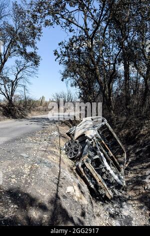 Le Luc en Provence, France. 26 août 2020. Une voiture brûlée vue au lendemain. Le feu qui a commencé le 17 août 2021 dans la Plaine des Maures (Var) a brûlé plus de 7,100 hectares de forêt. Deux personnes ont été trouvées mortes. Les dommages aux activités économiques sont encore en cours d'évaluation. (Photo de Laurent Coust/SOPA Images/Sipa USA) crédit: SIPA USA/Alay Live News Banque D'Images