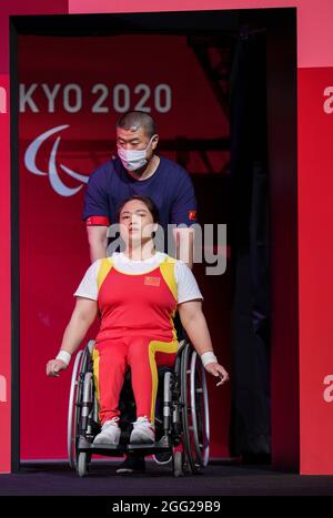 Tokyo, Japon. 28 août 2021. Tan Yujiao, de Chine (front), est vu avant la finale féminine de soulèvement de -67KG aux Jeux paralympiques de Tokyo en 2020 à Tokyo, au Japon, le 28 août 2021. Credit: Hu Huhu/Xinhua/Alay Live News Banque D'Images