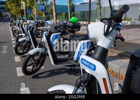 Location de scooters électriques en libre-service de la société espagnole Cooltra garée dans une rue de Paris, France Banque D'Images