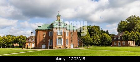 Sogel, Allemagne - 25 août 2021 : Panorama avec bâtiment principal du château de Clemenswerth à Sogel Basse-Saxe en Allemagne Banque D'Images
