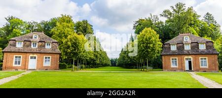 Sogel, Allemagne - 25 août 2021: Panorama avec les pavillons invités du château de chasse Clemenswerth à Sogel Basse-Saxe en Allemagne Banque D'Images