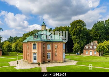 Sogel, Allemagne - 25 août 2021: Paysage avec bâtiment principal du château de Clemenswerth à Sogel Basse-Saxe en Allemagne Banque D'Images