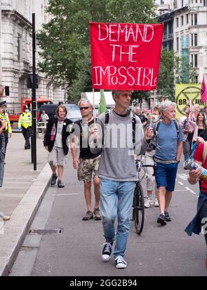 Extinction manifestation de la rébellion vendredi 27 août 2021, Londres, Royaume-Uni. Un manifestant portant une demande, l'étiquette impossible en mars Banque D'Images