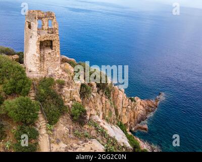 Tour San Gemiliano sur la côte rocheuse sur la mer bleue. Sardaigne, Italie. Ville d'Arbatax. Banque D'Images