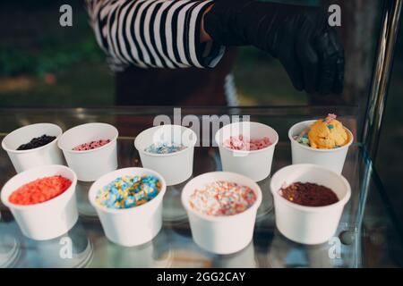 En ajoutant des yaourts glacés ou de la crème glacée à différents goûts. Banque D'Images