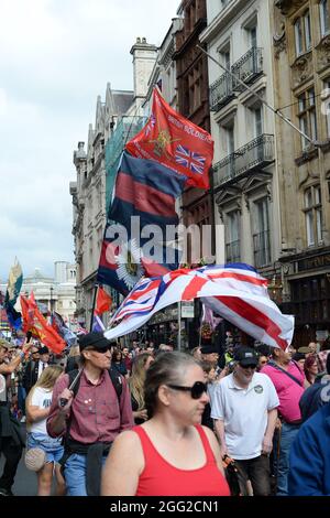 28 août, Londres, Royaume-Uni. Les anciens combattants et les familles de l'Irlande du Nord défilent dans Whitehall à Londres en signe de protestation, t devant les poursuites historiques engagées par certains anciens militaires Credit: graham mitchell/Alay Live News Banque D'Images