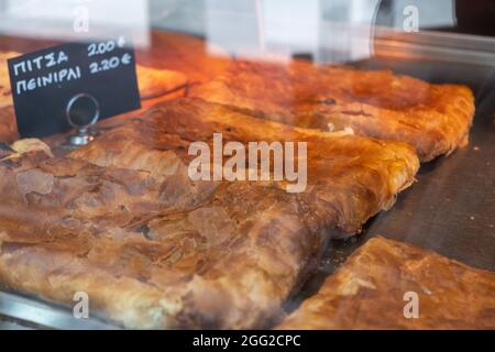 Bougatsa, pâtisserie traditionnelle avec garniture sucrée ou salée entre les couches de phyllo. Tarte à la crème, au fromage ou à la viande hachée dans un magasin, str Banque D'Images