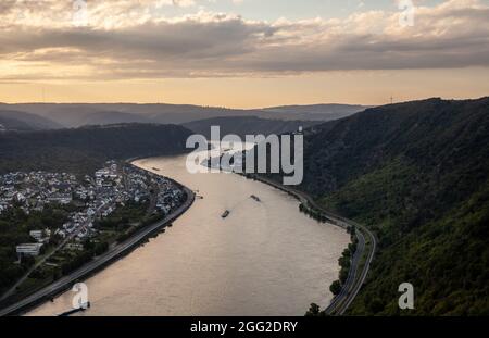 Paysage de la vallée du Rhin vue sur les frères hostiles châteaux Sterrenberg et Liebenstein à Kamp-Bornhofen et le village de Bad Salzig Banque D'Images