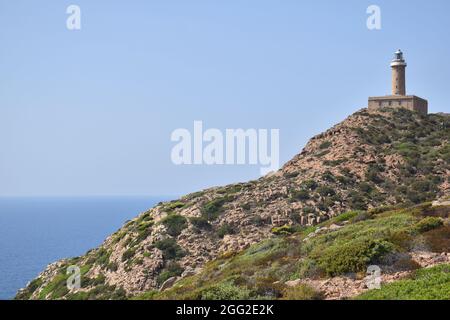 phare sur le rocher du cap sandalo, île de San Pietro, Sardaigne, Italie Banque D'Images