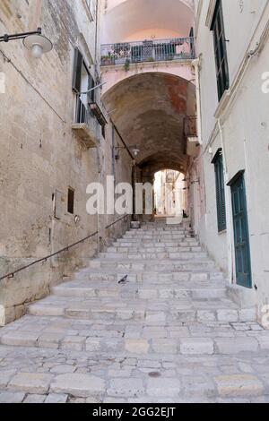 Matera, Italie - 17 août 2020 : vue sur le Sassi di Matera un quartier historique de la ville de Matera, bien connu pour ses anciennes habitations troglodytiques. B Banque D'Images