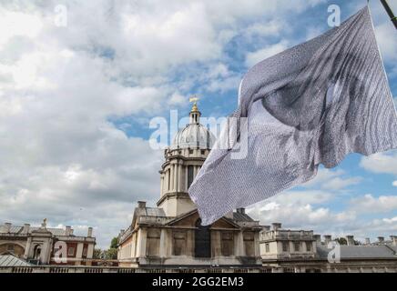 Londres Royaume-Uni 28 août 2021 dans le cadre du Greenwich & Docklands International Festival Dan Acher's We Are Watching, est une image frappante d'un œil géant survolé sur un drapeau monumental, composé de milliers de portraits numériques, Contribué par des personnes de 190 pays à travers le monde.le drapeau haut de 10 étages est conçu pour envoyer un message clair aux dirigeants mondiaux ayant le pouvoir d'influer sur les décisions concernant le changement climatique : que les yeux du monde sont sur eux. Nous regardons un survol de Greenwich du 27 au 30 août, en prévision de la COP26 prévue plus tard cette année à Glasgow.Paul Quezada-Neiman/Alamy Banque D'Images