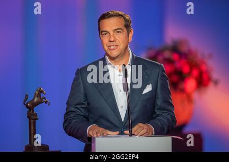 28 août 2021, Rhénanie-du-Nord-Westphalie, Münster : Alexis Tsipras, ancien Premier ministre de Grèce, prend la parole lors de la cérémonie de remise du Prix de la paix westphalien. Le prix de 2020, d'une valeur de 100,000 euros, est remis aux anciens premiers ministres de Grèce et du nord de la Macédoine pour leur accord sur le différend concernant le nom macédonien et la stabilité qui en résulte dans toute la région des Balkans. En raison de la pandémie de Corona, l'attribution du prix a été reportée d'un an. Photo: Lino Mirgeler/dpa Banque D'Images