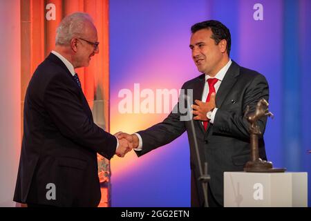 28 août 2021, Rhénanie-du-Nord-Westphalie, Münster : Zoran Zaev (r), Premier ministre de la Macédoine du Nord, remercie Egils Levits, Président de la Lettonie, pour son discours élogieux. Le prix 2020, d'une valeur de ·100,000, est remis aux anciens premiers ministres de la Grèce et du Nord de la Macédoine pour leur règlement du différend sur le nom macédonien et la stabilité qu'il a apportée à l'ensemble de la région des Balkans. En raison de la pandémie de Corona, l'attribution du prix a été reportée d'un an. Photo: Lino Mirgeler/dpa Banque D'Images