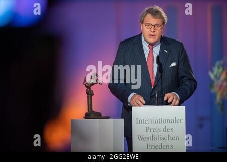 28 août 2021, Rhénanie-du-Nord-Westphalie, Münster: Reinhard Zinkann, Président de la Société westphalienne de Westphalie et de Lippe (WWL). Le prix de 2020, d'une valeur de 100,000 euros, est remis aux anciens premiers ministres de Grèce et du nord de la Macédoine pour leur accord sur le différend concernant le nom macédonien et la stabilité qui en résulte dans toute la région des Balkans. En raison de la pandémie de Corona, l'attribution du prix a été reportée d'un an. Photo: Lino Mirgeler/dpa Banque D'Images