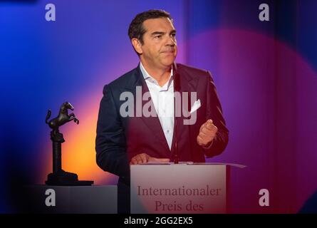 28 août 2021, Rhénanie-du-Nord-Westphalie, Münster : Alexis Tsipras, ancien Premier ministre de Grèce, prend la parole lors de la cérémonie de remise du Prix de la paix westphalien. Le prix de 2020, d'une valeur de 100,000 euros, est remis aux anciens premiers ministres de Grèce et du nord de la Macédoine pour leur accord sur le différend concernant le nom macédonien et la stabilité qui en résulte dans toute la région des Balkans. En raison de la pandémie de Corona, l'attribution du prix a été reportée d'un an. Photo: Lino Mirgeler/dpa Banque D'Images