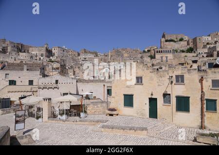 Matera, Italie - 17 août 2020 : vue sur le Sassi di Matera un quartier historique de la ville de Matera, bien connu pour ses anciennes habitations troglodytiques. B Banque D'Images