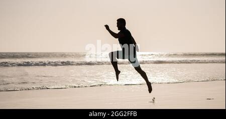 silhouette de coureur sportif sur la plage d'été, jogging Banque D'Images