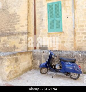 Matera, Italie - 17 août 2020: Vespa classique est l'un des produits du design industriel le plus célèbre et le plus souvent utilisé comme symbole de Banque D'Images