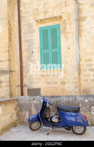 Matera, Italie - 17 août 2020: Vespa classique est l'un des produits du design industriel le plus célèbre et le plus souvent utilisé comme symbole de Banque D'Images