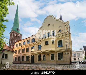 Riga, Lettonie. 22 août 2021. La façade d'un ancien bâtiment dans le centre-ville Banque D'Images