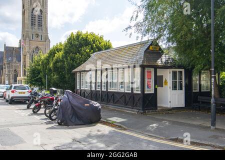 Vue depuis la rue Pierrepont, de l'ancienne salle de contrôle Abbey taxis, South Parade à Bath, Royaume-Uni, le 24 août 2021. Banque D'Images