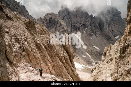 Situé entre la vallée de Sharp et de Stony Mountain gamme des Dolomites de Lienz, Autriche. Les pentes sont stériles, avec peu d'herbe sur lui. La montagne dangereuse Banque D'Images