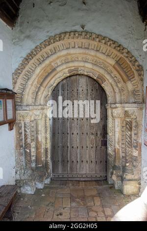 Porte du XIIe siècle sculptée avec soin, église Saint-Pierre, Mundham Banque D'Images