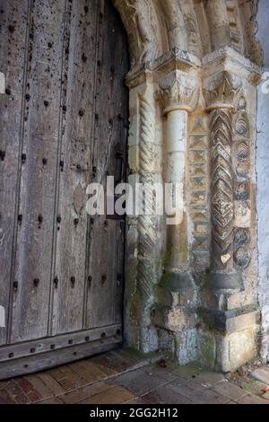 Porte du XIIe siècle sculptée avec soin, église Saint-Pierre, Mundham Banque D'Images