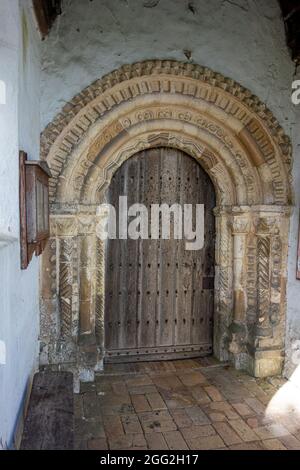 Porte du XIIe siècle sculptée avec soin, église Saint-Pierre, Mundham Banque D'Images