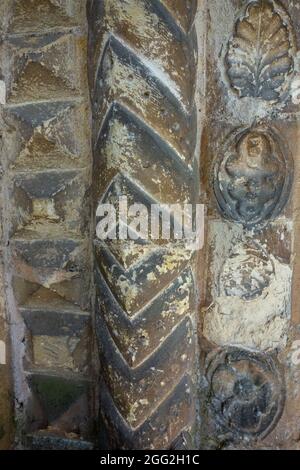 Porte du XIIe siècle sculptée avec soin, église Saint-Pierre, Mundham Banque D'Images