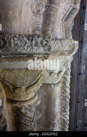 Porte du XIIe siècle sculptée avec soin, église Saint-Pierre, Mundham Banque D'Images