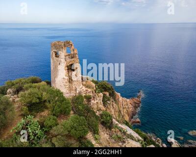 Tour de la forteresse de San Gemiliano sur la côte rocheuse sur la mer bleue. Sardaigne, Italie. Ville d'Arbatax. Banque D'Images