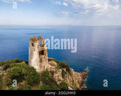 Tour de la forteresse de San Gemiliano sur la côte rocheuse sur la mer bleue. Sardaigne, Italie. Ville d'Arbatax. Banque D'Images