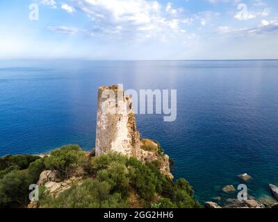 Tour de la forteresse de San Gemiliano sur la côte rocheuse sur la mer bleue. Sardaigne, Italie. Ville d'Arbatax. Banque D'Images