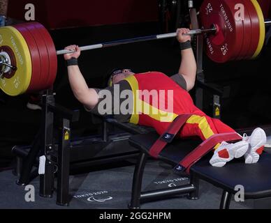 Tokyo, Japon. 28 août 2021. Gu Xiaofei, de Chine, participe à la finale masculine de -80KG de soulèvement lors des Jeux paralympiques de Tokyo de 2020 à Tokyo, au Japon, le 28 août 2021. Credit: Hu Huhu/Xinhua/Alay Live News Banque D'Images