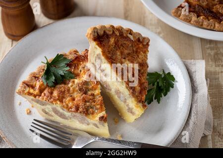 Gros plan de deux tranches de quiche de saucisse sur une assiette Banque D'Images