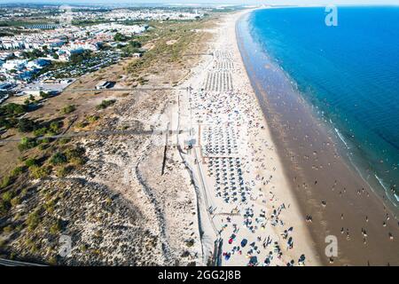 Vue aérienne de la plage de Manta Rota, qui fait partie d'un long balayage de sable fin qui arcades de la ville frontière de Vila Real de Santo Antonio sur la SP Banque D'Images