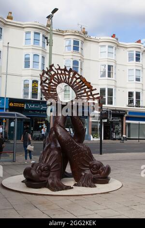 Angleterre, East Sussex, Brighton, Norfolk Square, Waves of compassion Sculpture créée par Steve Geliot, formée de trois dauphins Old Steine originaux. Banque D'Images