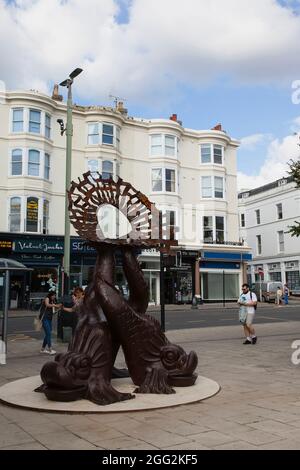 Angleterre, East Sussex, Brighton, Norfolk Square, Waves of compassion Sculpture créée par Steve Geliot, formée de trois dauphins Old Steine originaux. Banque D'Images