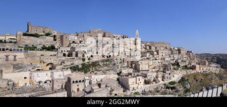 Matera, Italie - 17 août 2020 : vue sur le Sassi di Matera un quartier historique de la ville de Matera, bien connu pour ses anciennes habitations troglodytiques. B Banque D'Images