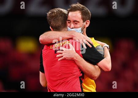 Laurens Devos et Carlo Agnello, joueur belge de tennis de table, célèbrent la fête après avoir remporté un match de tennis de table entre Laurens Devos et l'australien L. Banque D'Images