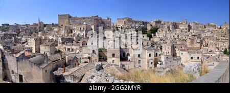 Matera, Italie - 17 août 2020 : vue sur le Sassi di Matera un quartier historique de la ville de Matera, bien connu pour ses anciennes habitations troglodytiques. B Banque D'Images