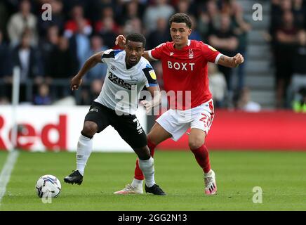 Nathan Byrne (à gauche) du comté de Derby et Brennan Johnson de Nottingham Forest se battent pour le ballon lors du match de championnat Sky Bet au Pride Park Stadium, Derby. Date de la photo: Samedi 28 août 2021. Banque D'Images