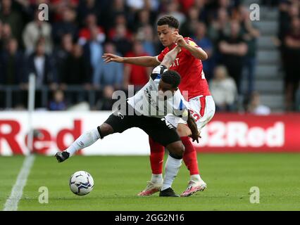 Nathan Byrne (à gauche) du comté de Derby et Brennan Johnson de Nottingham Forest se battent pour le ballon lors du match de championnat Sky Bet au Pride Park Stadium, Derby. Date de la photo: Samedi 28 août 2021. Banque D'Images